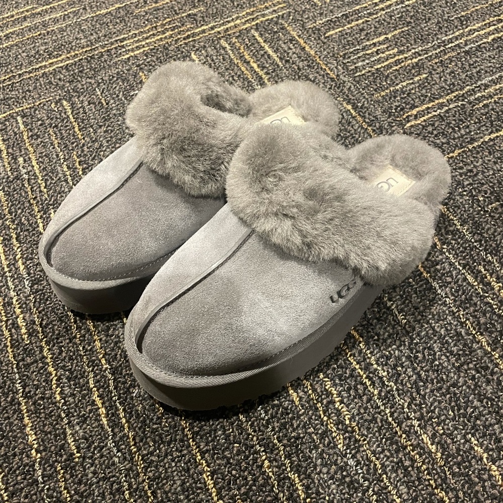 BRAND NEW UGG PLATFORM SLIPPERS